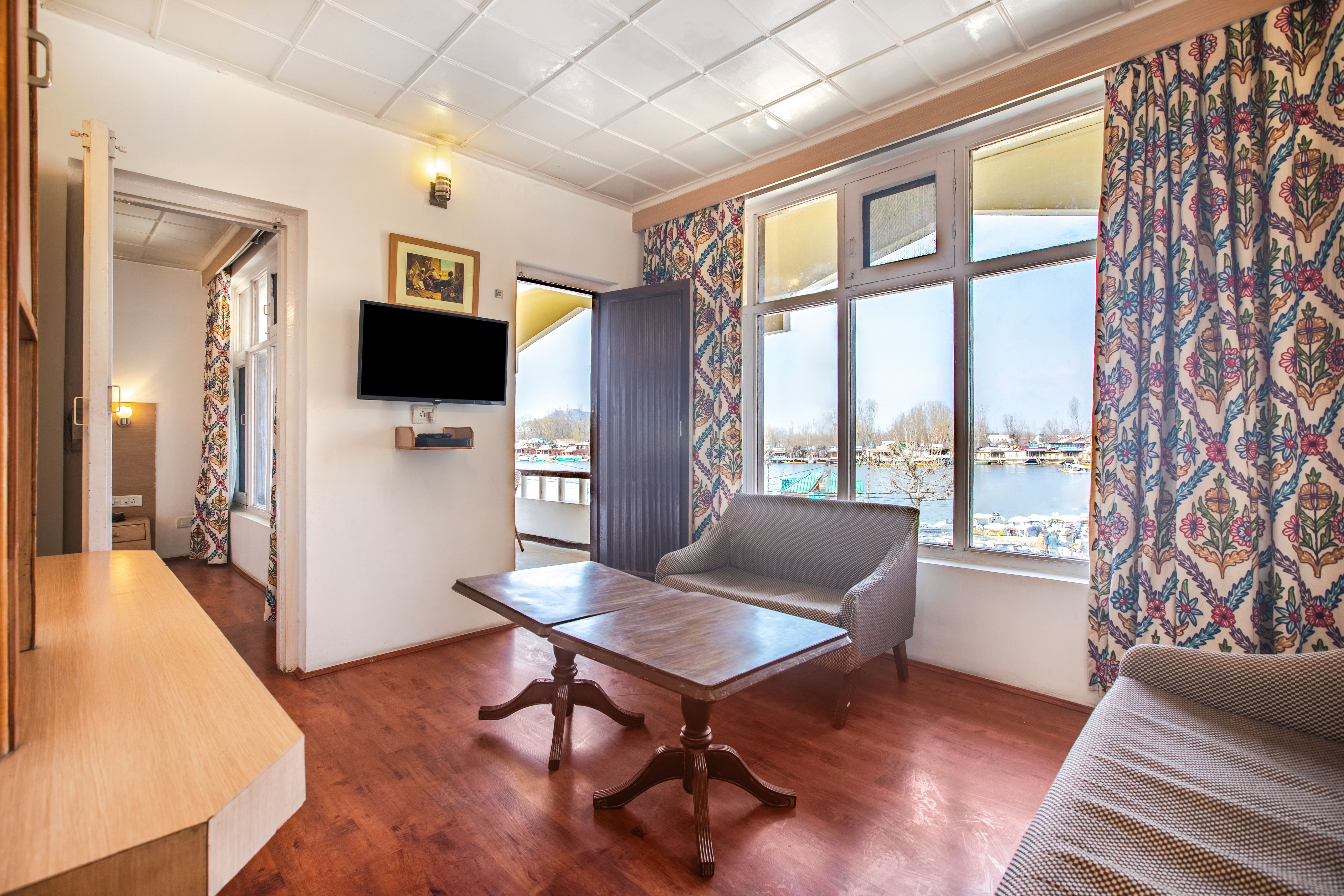 Deluxe Lake View Suite Air conditioned image 1
